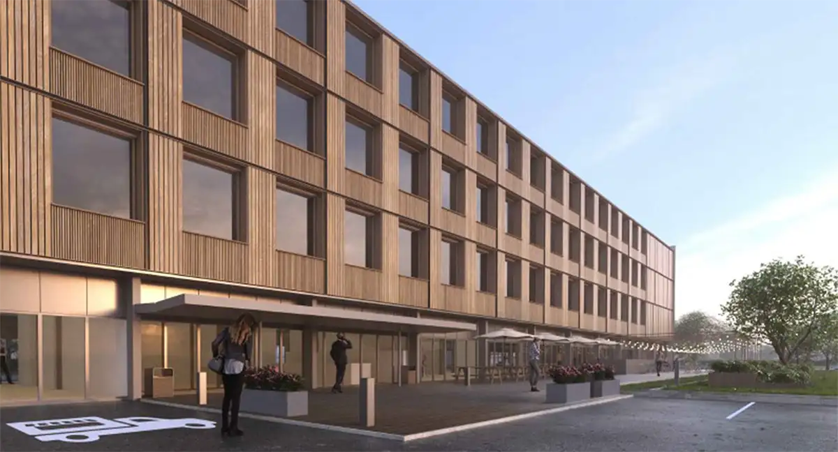 Perspective d'un bâtiment de quatre étages à Flins-Aubergenville, façade en bardage bois clair et grandes fenêtres, parvis avec terrasse, jardinières fleuries et arbre sous un ciel bleu.