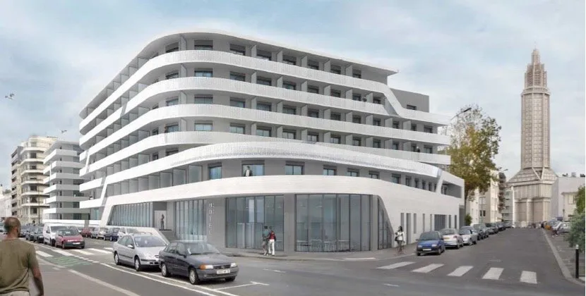 Perspective d'un hôtel au Havre, immeuble blanc aux lignes courbes et balcons filants, à l'angle d'une rue avec voitures garées et la tour de l'église Saint-Joseph en arrière-plan.