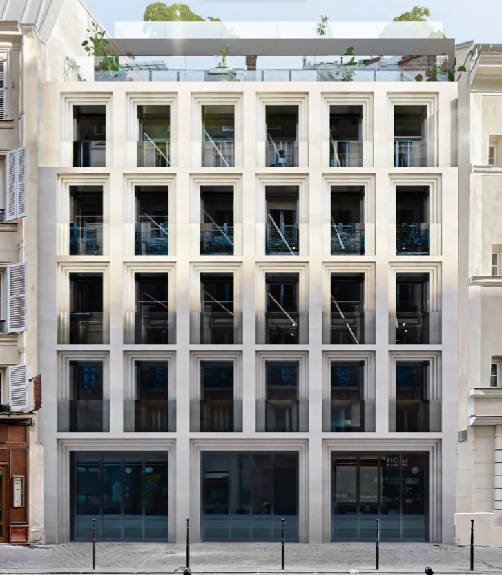 Façade d'un immeuble en pierre claire rue de Ponthieu à Paris, grille régulière de baies vitrées, rez-de-chaussée vitré et toit-terrasse végétalisé entre deux bâtiments anciens.